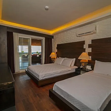 Manaspark Deluxe Hotell 4*
